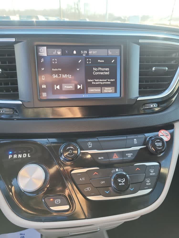 2023 Chrysler Voyager LX