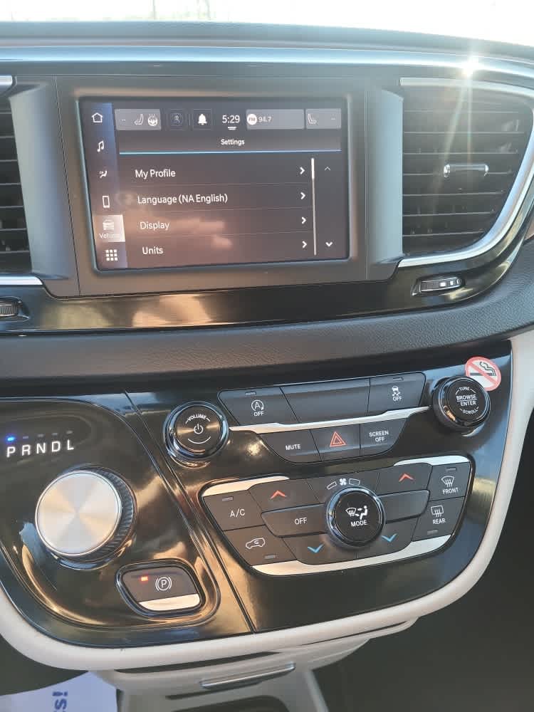 2023 Chrysler Voyager LX