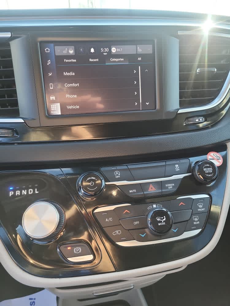 2023 Chrysler Voyager LX