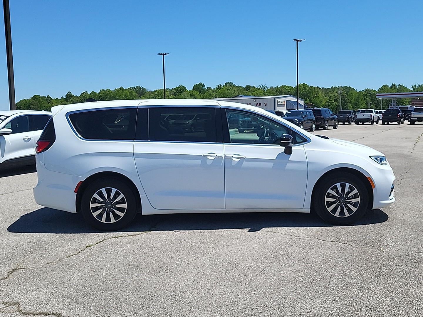2024 Chrysler Pacifica Hybrid Select
