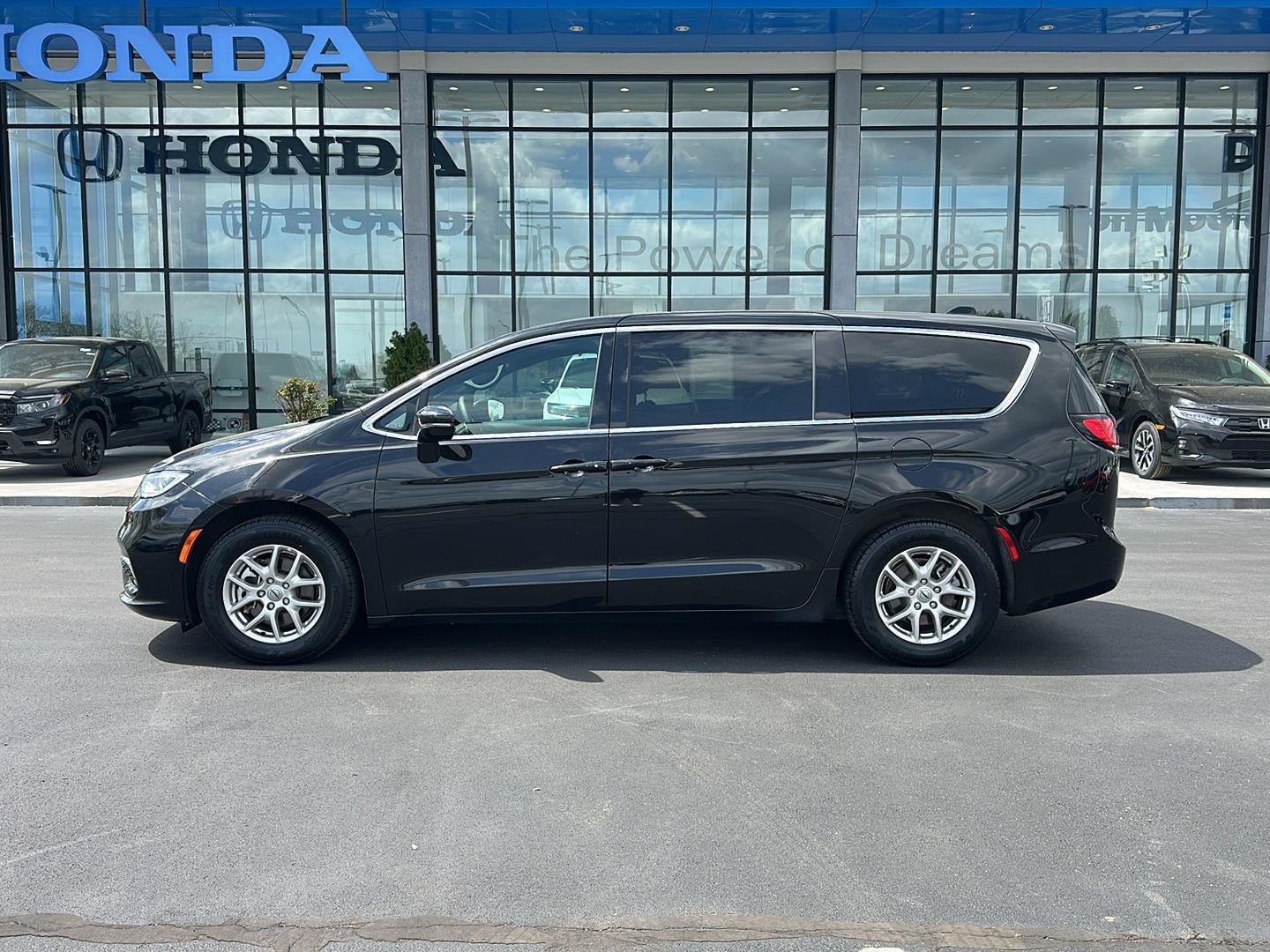 2025 Chrysler Pacifica Select