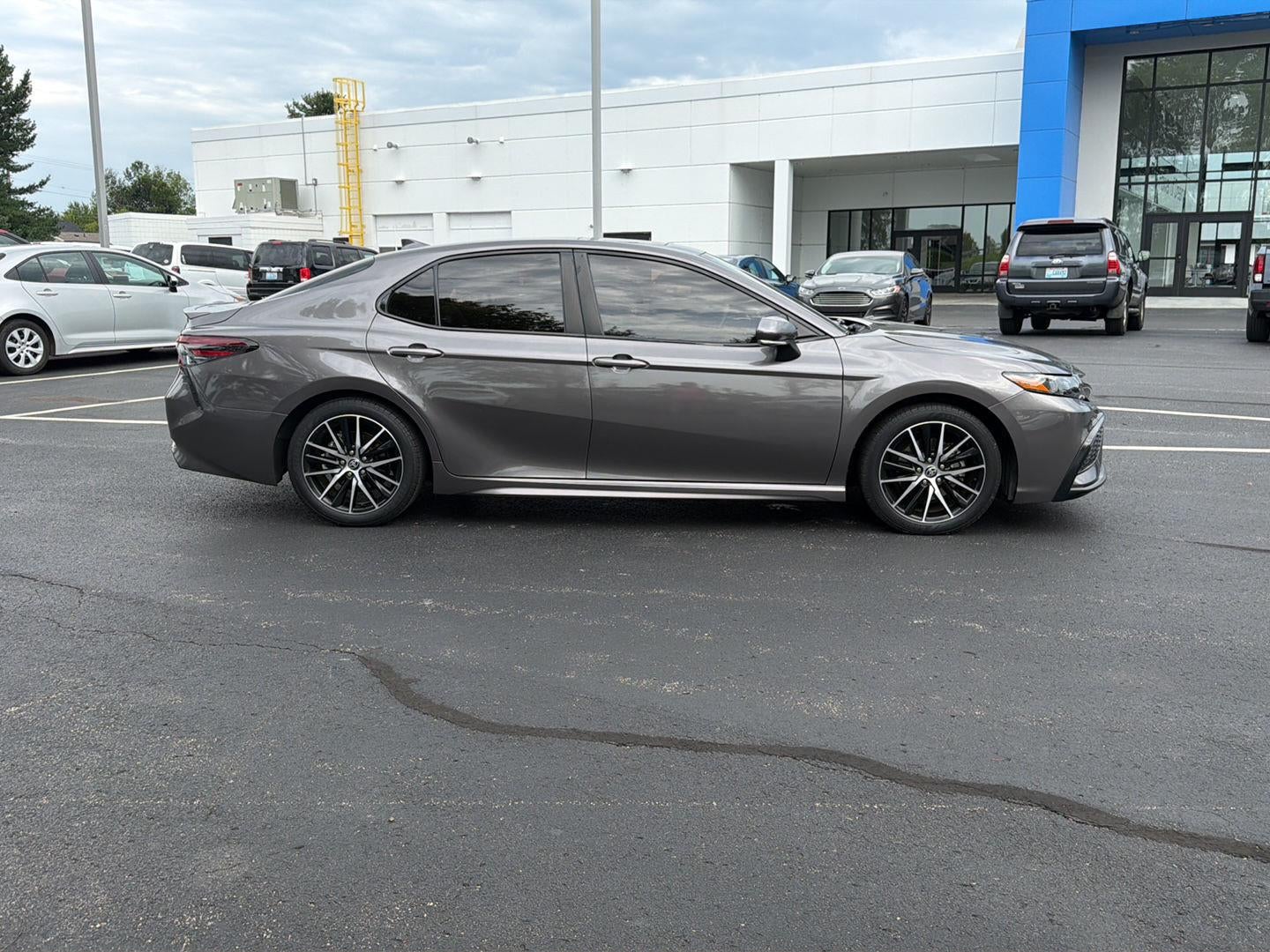 2022 Toyota Camry Hybrid SE