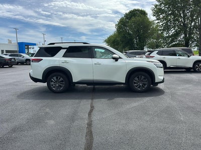 2024 Nissan Pathfinder SV