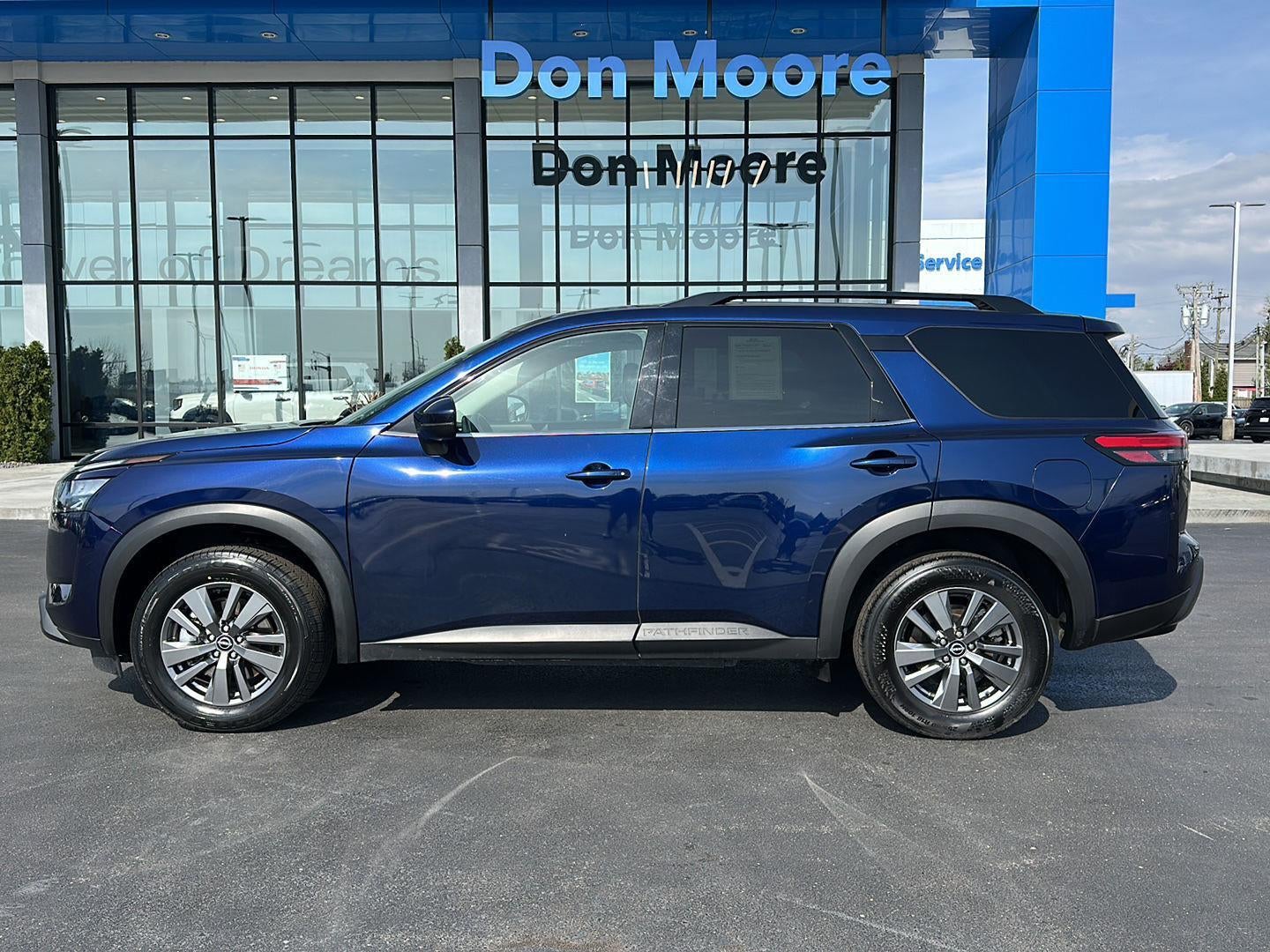 2025 Nissan Pathfinder SV