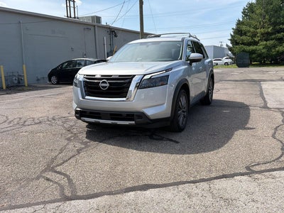 2025 Nissan Pathfinder SL