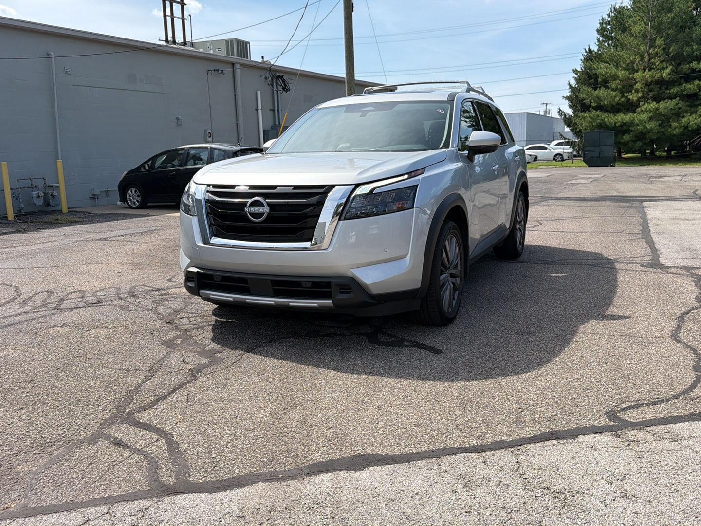 2025 Nissan Pathfinder SL