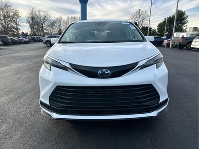 2024 Toyota Sienna LE